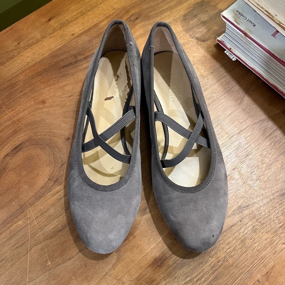 Jones the Bootmaker Gray suede ballet flats